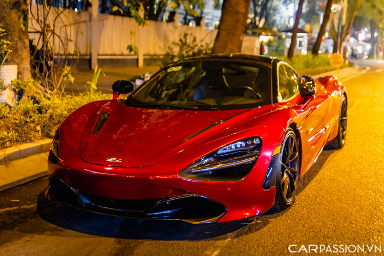 Một chiếc Morgan Plus Six được nhập khẩu chính hãng bản Touring sở hữu lớp sơn hai tông màu xanh trắng, phần vè quanh xe được sơn màu xanh Sport Blue. Morgan Plus Six được trang bị động cơ BMW Turbo sáu xi-lanh thẳng hàng thế hệ mới nhất