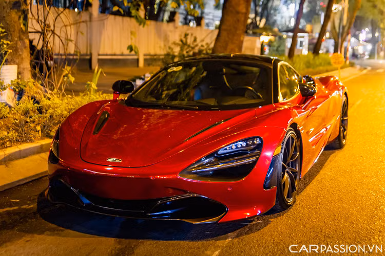 Một chiếc Morgan Plus Six được nhập khẩu chính hãng bản Touring sở hữu lớp sơn hai tông màu xanh trắng, phần vè quanh xe được sơn màu xanh Sport Blue. Morgan Plus Six được trang bị động cơ BMW Turbo sáu xi-lanh thẳng hàng thế hệ mới nhất