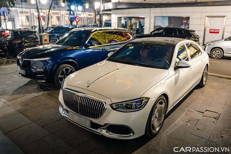 Tiếp đến là hàng độc Bentley Bentayga phiên bản Design Series. Đây là gói nâng cấp do các nghệ nhân từ phân nhánh Mulliner thực hiện. Gói tùy chọn trang bị này nâng cấp Bentayga từ cả trong và ngoài, với nhiều chi tiết màu đen giúp xe tăng tính thể thao và hầm hố.