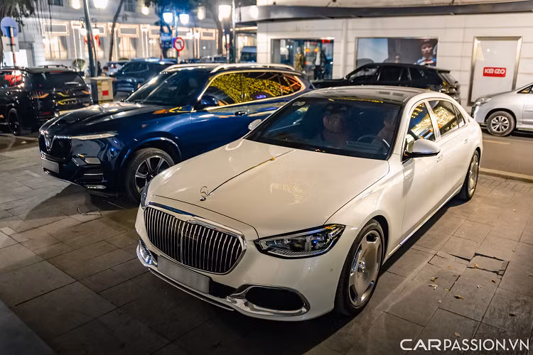 Tiếp đến là hàng độc Bentley Bentayga phiên bản Design Series. Đây là gói nâng cấp do các nghệ nhân từ phân nhánh Mulliner thực hiện. Gói tùy chọn trang bị này nâng cấp Bentayga từ cả trong và ngoài, với nhiều chi tiết màu đen giúp xe tăng tính thể thao và hầm hố.