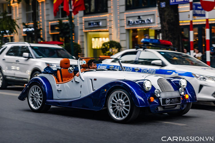 Ngay sau là bộ đôi Mercedes-Maybach S 450 với S 580 có giá trị lần lượt là 8,199 tỷ đồng và 15 tỷ đồng. Điểm để phân biệt giữa hai mẫu xe này chính là ở bộ mâm. Trong khi phiên bản 580 sử dụng bộ mâm đa chấu với hai màu bạc/đen thì phiên bản S 450 Maybach sử dụng bộ mâm kích thước 20 inch có phần chấu nguyên khối đặc trưng.