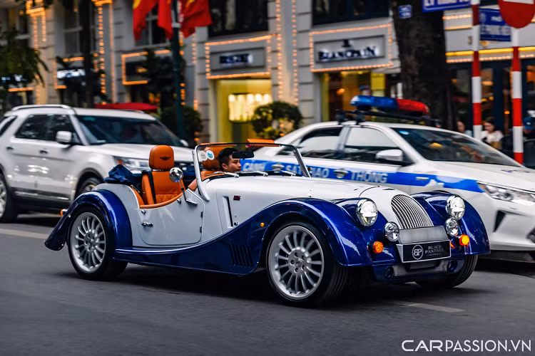 Ngay sau là bộ đôi Mercedes-Maybach S 450 với S 580 có giá trị lần lượt là 8,199 tỷ đồng và 15 tỷ đồng. Điểm để phân biệt giữa hai mẫu xe này chính là ở bộ mâm. Trong khi phiên bản 580 sử dụng bộ mâm đa chấu với hai màu bạc/đen thì phiên bản S 450 Maybach sử dụng bộ mâm kích thước 20 inch có phần chấu nguyên khối đặc trưng.