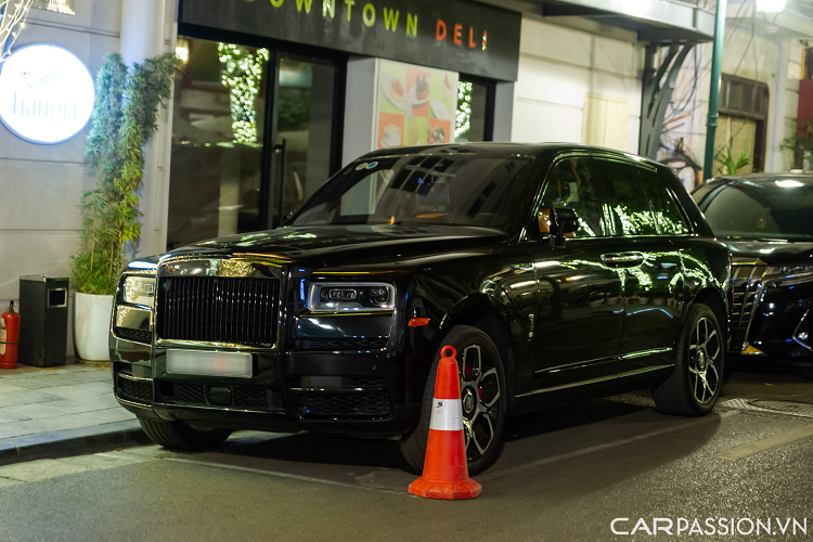 Một chiếc xe siêu sang Rolls-Royce Phantom thế hệ thứ VII với hai tông màu nâu và xám khá hiếm tại Việt Nam.