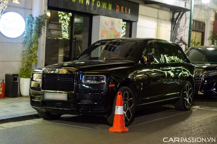 Một chiếc xe siêu sang Rolls-Royce Phantom thế hệ thứ VII với hai tông màu nâu và xám khá hiếm tại Việt Nam.