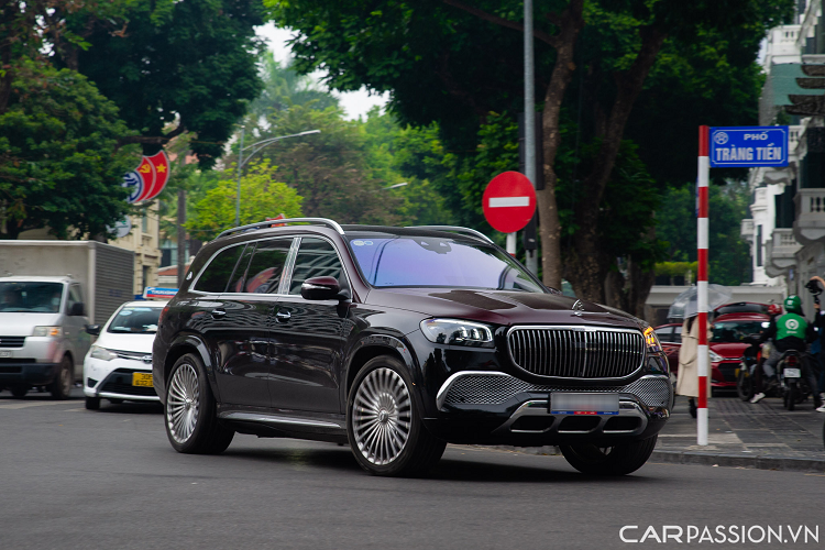 Porsche Taycan là mẫu xe điện khá được bán chạy tại nước ta với trên dưới 20 chiếc đang có mặt. Taycan kiểu dáng tổng thể mềm mại, nhiều đường cong uốn lượn, thấp về chiều cao, rộng về bề ngang, tối ưu hiệu quả khí động học.