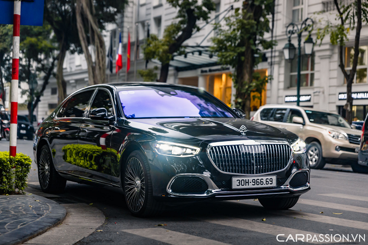 Một chiếc Bentley Mulsanne phiên bản EWB màu xanh đậm. Mulsanne là dòng xe đã bị khai tử và nhường chỗ cho mẫu Bentley Flying Spur mới với đầy đủ các yếu tố sang trọng.