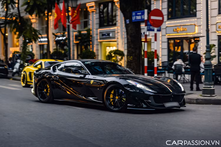 Xe thuộc sở hữu của một tay chơi Hà Nội và nằm cùng garage với những mẫu xe khác như Audi R8, Mercedes-AMG G63 hay Bentley Bentayga. Tiếp theo là một mẫu siêu xe tới từ Anh Quốc – McLaren 720S. Xe thuộc phiên bản cao cấp nhất Performance với nhiều chi tiết được ốp carbon và có màu sơn đỏ Memphis Red.