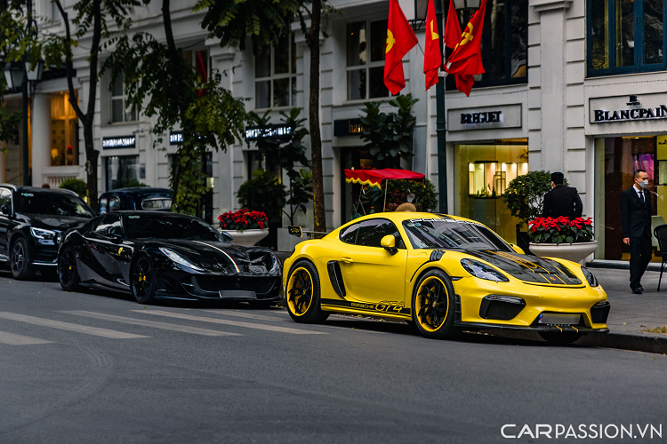 Trong dịp cuối tuần này, tại khu vực trung tâm Hà Nội đã có sự xuất hiện dàn xe trăm tỷ đồng tại Việt Nam. Đầu tiên chính là cặp đôi Porsche 718 Cayman và Ferrari 812 Superfast.