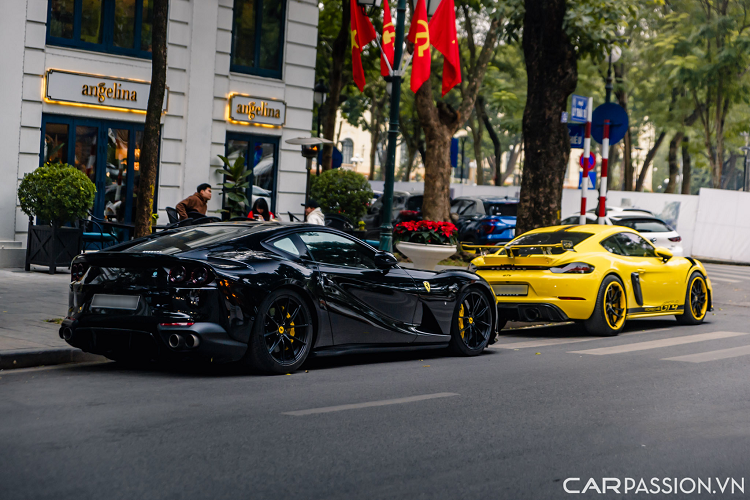 Về chiếc Porsche 718 Cayman, đây là chiếc 718 được chủ nhân chi hàng trăm triệu đồng độ lại ngoại thất của phiên bản GT4. Các chi tiết ngoại thất mới có thể kể đến như cản trước, hốc gió trước và bên hông, cản sau.