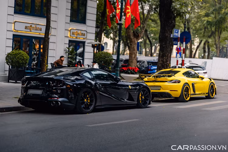 Về chiếc Porsche 718 Cayman, đây là chiếc 718 được chủ nhân chi hàng trăm triệu đồng độ lại ngoại thất của phiên bản GT4. Các chi tiết ngoại thất mới có thể kể đến như cản trước, hốc gió trước và bên hông, cản sau.