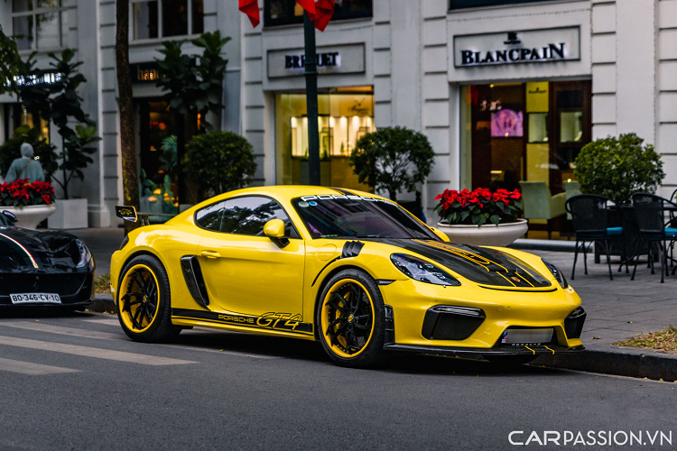 Ngoài ra, chiếc 718 Cayman này còn được bổ sung thêm cánh gió kích thước lớn phía sau, bên dưới là bộ khuếch tán lớn cũng được làm từ sợi carbon. Mâm xe 5 chấu kép dạng xoáy kích thước 20 inch. Chiếc Ferrari 812 Superfast màu đen đã quá quen thuộc với những người mê siêu xe tại Hà Nội.