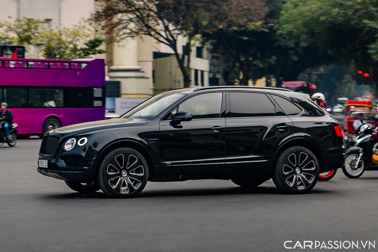 Chiếc Taycan này thuộc phiên bản tiêu chuẩn và được nhập khẩu từ thị trường Mỹ. Bộ đôi Rolls-Royce Cullinan với một chiếc thuộc bản tiêu chuẩn trong khi chiếc còn lại là bản Black Badge thể thao mạnh mẽ hơn.