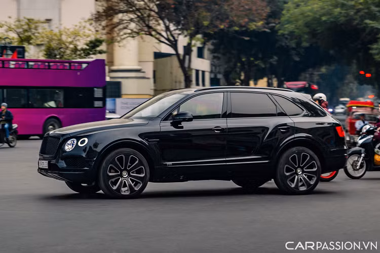 Chiếc Taycan này thuộc phiên bản tiêu chuẩn và được nhập khẩu từ thị trường Mỹ. Bộ đôi Rolls-Royce Cullinan với một chiếc thuộc bản tiêu chuẩn trong khi chiếc còn lại là bản Black Badge thể thao mạnh mẽ hơn.