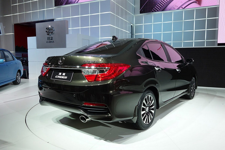 Tùy vào điều kiện đường thực tế, mà xe có thể chuyển đổi chế độ lái thông minh, mức tiêu thụ nhiên liệu 4,71 lít/100km. Ở Trung Quốc, khách hàng rất thích hàng ghế sau được kéo dài, đó là lý do để hãng xe Nhật Bản cho ra mắt Honda Crider.
