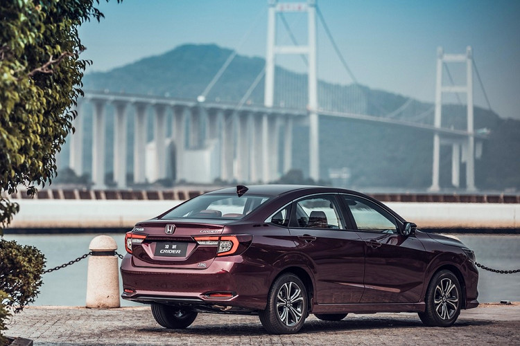 Còn Honda Crider 2024 bản hybrid e: HEV sẽ có tổng cộng 3 phiên bản với giá bán lần lượt là 149.800 nhân dân tệ (tương đương 500 triệu đồng), 155.800 nhân dân tệ (tương đương 520 triệu đồng) và sau cùng có giá 169.800 nhân dân tệ (tương đương 566 triệu đồng).