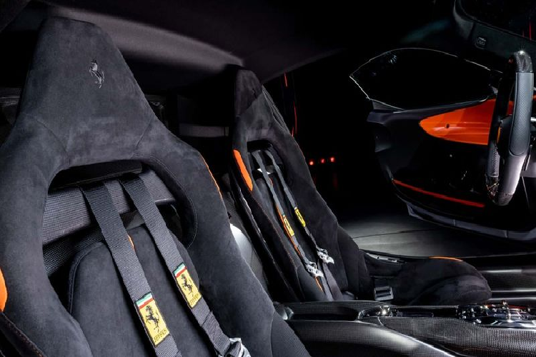 SF90 XX Stradale và XX Spider được trang bị động cơ hybrid gồm máy xăng V8 4.0L tăng áp kép kết hợp với ba mô tơ điện tạo ra tổng công suất 1.016 mã lực, tăng 30 mã lực so với bản thường.