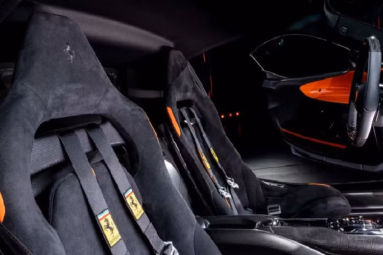 SF90 XX Stradale và XX Spider được trang bị động cơ hybrid gồm máy xăng V8 4.0L tăng áp kép kết hợp với ba mô tơ điện tạo ra tổng công suất 1.016 mã lực, tăng 30 mã lực so với bản thường.