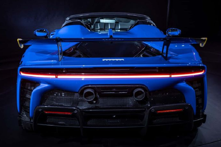 Tuy là phiên bản hiệu suất cao, SF90 XX vẫn có thiết kế nội thất khá tương đồng với mẫu SF90 tiêu chuẩn. Xe vẫn được trang bị vô lăng thông thường, thay vì loại dành cho xe đua. Bảng đồng hồ kỹ thuật số có kích thước 16 inch. Ghế ngồi trên SF90 XX Stradale và XX Spider được làm từ sợi carbon, giúp giảm cân nặng khoảng 1,6 kg so với bản tiêu chuẩn.