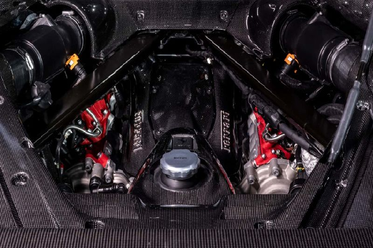 Ferrari cho biết hai phiên bản SF90 XX đều có thể tăng tốc 0-100 km/h trong 2,3 giây và tốc độ tối đa 320 km/h. Cả hai bản này đều dùng chung pin 7,9 kWh với phạm vi di chuyển thuần điện đạt khoảng 25 km tương tự SF90 tiêu chuẩn.