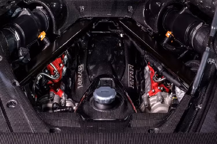 Ferrari cho biết hai phiên bản SF90 XX đều có thể tăng tốc 0-100 km/h trong 2,3 giây và tốc độ tối đa 320 km/h. Cả hai bản này đều dùng chung pin 7,9 kWh với phạm vi di chuyển thuần điện đạt khoảng 25 km tương tự SF90 tiêu chuẩn.