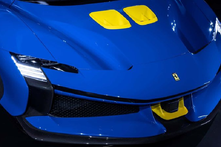 Về ngoại thất, hai mẫu siêu xe Ferrari SF90 XX Stradale và XX Spider mới được gia tăng tính khí động học nhờ hốc gió phía trên mui xe và cả cánh gió sau dạng cố định thuần thể thao, trong khi cánh gió chủ động phía sau cũng vẫn được giữ nguyên.