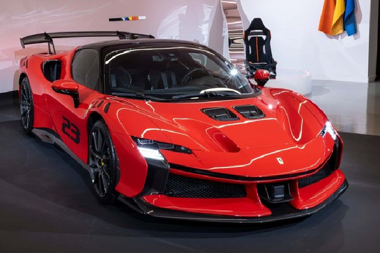 Nâng cấp này giúp xe tăng lực ép xuống mặt đường lên con số 530 kg khi chạy ở tốc độ 240 km/h, nhiều hơn con số 390 kg trên SF90 Stradale tiêu chuẩn. Ngoài ra, phiên bản XX còn được Ferrari điều chỉnh lại đèn pha thấp hơn, thân xe phía sau được kéo dài theo phong cách xe đua và cụm đèn hậu hình tròn kép giờ đây đã thay đổi thành một thanh đèn nằm ngang.