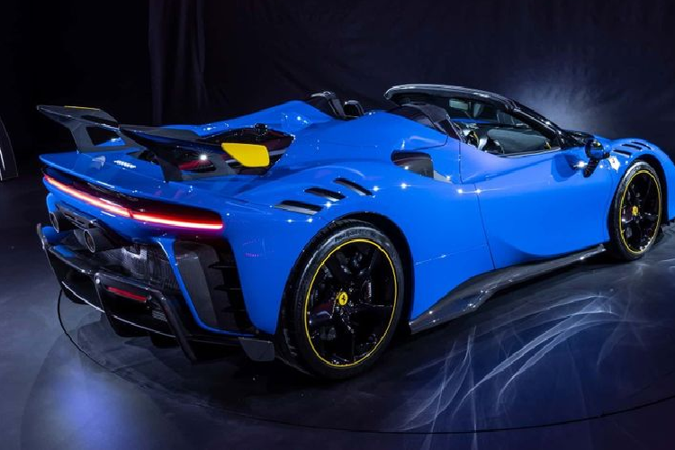 Mặc dù được bổ sung nhiều chi tiết mới nhưng bộ đôi SF90 XX Stradale và XX Spider lại nhẹ hơn 10 kg so với bản tiêu chuẩn, đạt mức 1.600 kg. Có được điều này là nhờ khối động cơ được điều chỉnh nhằm giảm khối lượng, cùng với việc nhiều chi tiết được làm từ sợi carbon.