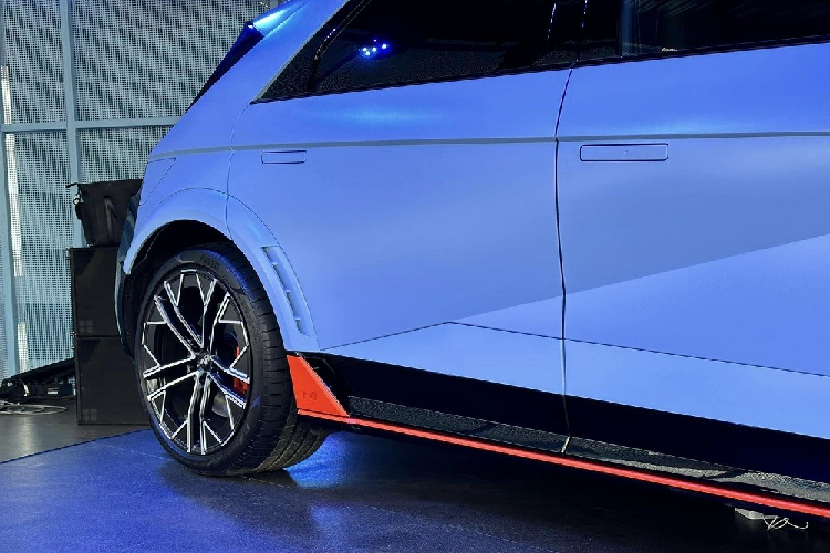 Trong khi đó, vành la-zăng, lốp và hốc bánh mở rộng khiến bề ngang của xe tăng 50 mm. Riêng chiều cao của xe lại giảm 20 mm. Kích thước cụ thể của xe bao gồm chiều dài 4.715 mm, chiều rộng 1.940 mm, chiều cao 1.585 mm và chiều dài cơ sở 3.000 mm. Nằm bên trong hốc bánh của xe là vành hợp kim nhôm với đường kính 21 inch và lốp Pirelli P Zero 275/35.