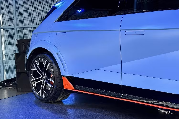 Trong khi đó, vành la-zăng, lốp và hốc bánh mở rộng khiến bề ngang của xe tăng 50 mm. Riêng chiều cao của xe lại giảm 20 mm. Kích thước cụ thể của xe bao gồm chiều dài 4.715 mm, chiều rộng 1.940 mm, chiều cao 1.585 mm và chiều dài cơ sở 3.000 mm. Nằm bên trong hốc bánh của xe là vành hợp kim nhôm với đường kính 21 inch và lốp Pirelli P Zero 275/35.