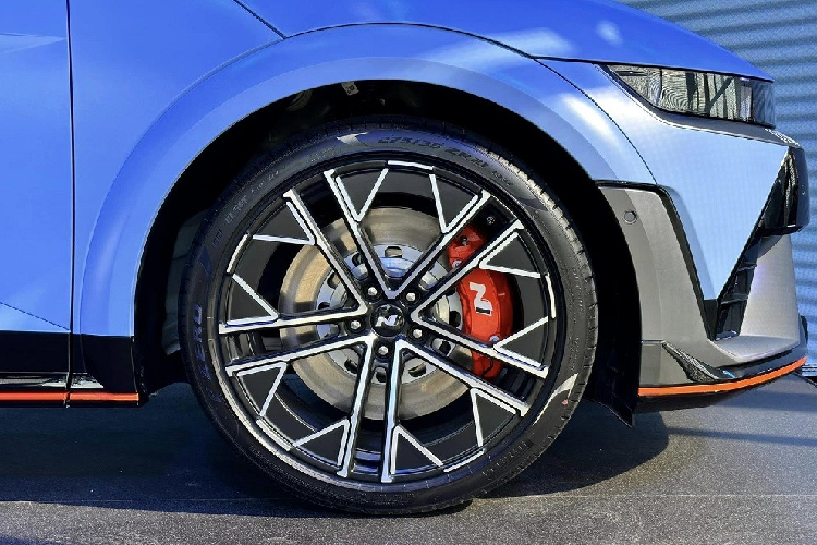 Ghế N của xe có thiết kế như ghế xe đua và nằm thấp hơn 20 mm so với bản thường để đỡ cơ thể người ngồi tốt hơn khi ôm cua gấp. Tương tự ngoại thất, nội thất của xe cũng có những chi tiết với thiết kế bàn cờ như ốp bậc cửa và bàn đạp ốp kim loại.