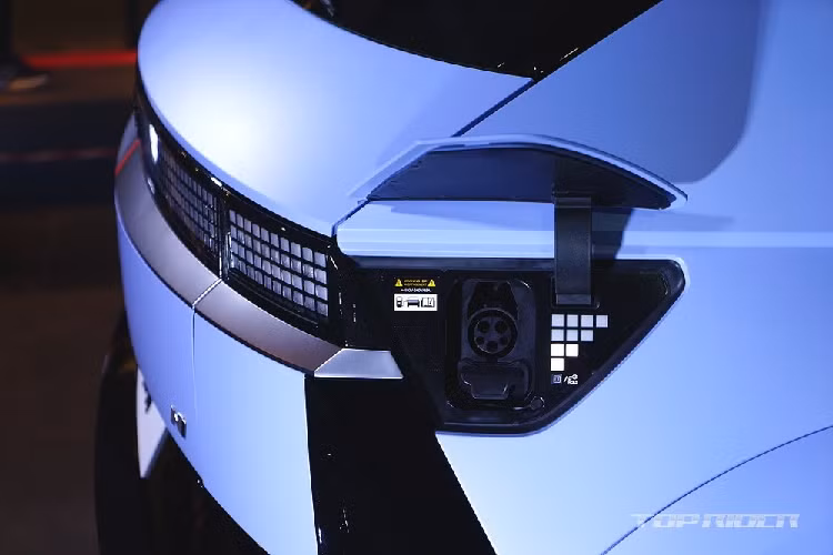 Hệ thống N Battery Pre-conditioning với 2 chế độ Drag và Track lại có tác dụng giữ pin ở nhiệt độ tối ưu. Để giả lập tiếng pô của động cơ đốt trong, hãng Hyundai trang bị công nghệ N Active Sound+ cho xe. Hệ thống này sử dụng 10 loa của xe (8 trong, 2 ngoài) để tạo ra 3 chế độ âm thanh khác nhau, bao gồm Ignition, Evolution và Supersonic.