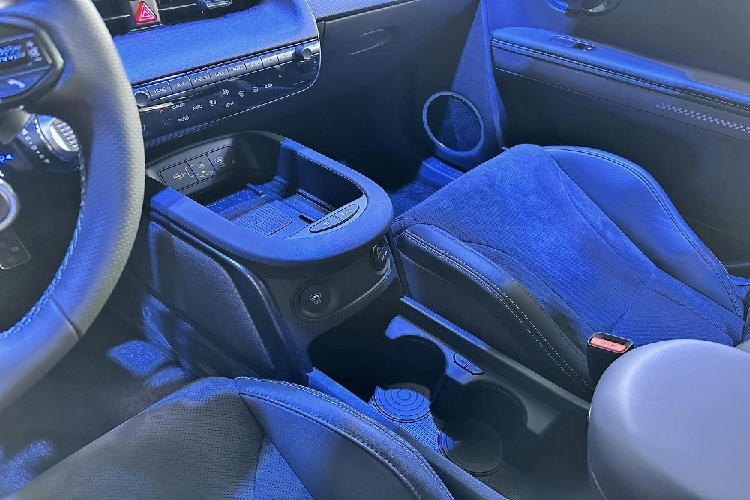 "Trái tim" của Hyundai Ioniq 5 N 2024 là 2 mô-tơ điện có công suất tổng cộng 600 mã lực và mô-men xoắn cực đại 740 Nm. So với bản cao cấp nhất của Hyundai Ioniq 5 thông thường, mẫu ô tô điện này mạnh hơn 298 mã lực và 135 Nm.