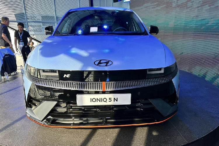 Thay đổi tiếp theo của mẫu ô tô điện này so với Hyundai Ioniq 5 tiêu chuẩn nằm ở khu vực đầu xe. Tại đây, xe được trang bị hốc gió trung tâm nổi bật hơn với khe gió ở hai bên nhằm tăng hiệu suất làm mát. Trong khi đó, ở phía sau xe xuất hiện cánh gió mui tích hợp đèn phanh thứ ba hình tam giác và bộ khuếch tán gió dành riêng cho Hyundai Ioniq 5 N 2024.