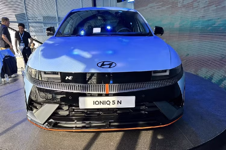 Thay đổi tiếp theo của mẫu ô tô điện này so với Hyundai Ioniq 5 tiêu chuẩn nằm ở khu vực đầu xe. Tại đây, xe được trang bị hốc gió trung tâm nổi bật hơn với khe gió ở hai bên nhằm tăng hiệu suất làm mát. Trong khi đó, ở phía sau xe xuất hiện cánh gió mui tích hợp đèn phanh thứ ba hình tam giác và bộ khuếch tán gió dành riêng cho Hyundai Ioniq 5 N 2024.