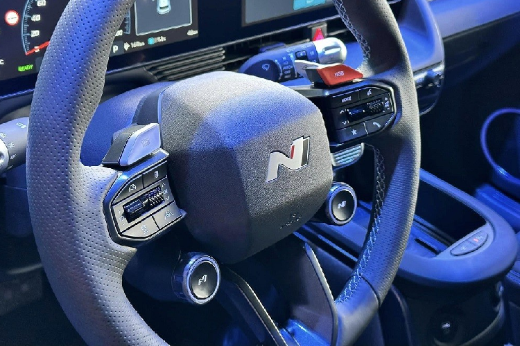 Tiến vào bên trong mẫu ô tô điện này, người lái sẽ bắt gặp vô lăng thiết kế mới với logo "N" và những nút bấm để chọn chế độ lái cũng như kích hoạt tính năng N Grin Boost. Trên vô lăng còn có 2 nút bấm với logo "N" cũng như lẫy chuyển số để dùng tính năng sang số N e-shift và chế độ vận hành 1 bàn đạp N Pedal. Ngoài vô lăng, Hyundai Ioniq 5 N 2024 còn có cụm điều khiển trung tâm dành riêng cho xe với nửa dưới rộng hơn và đi kèm đệm đầu gối.