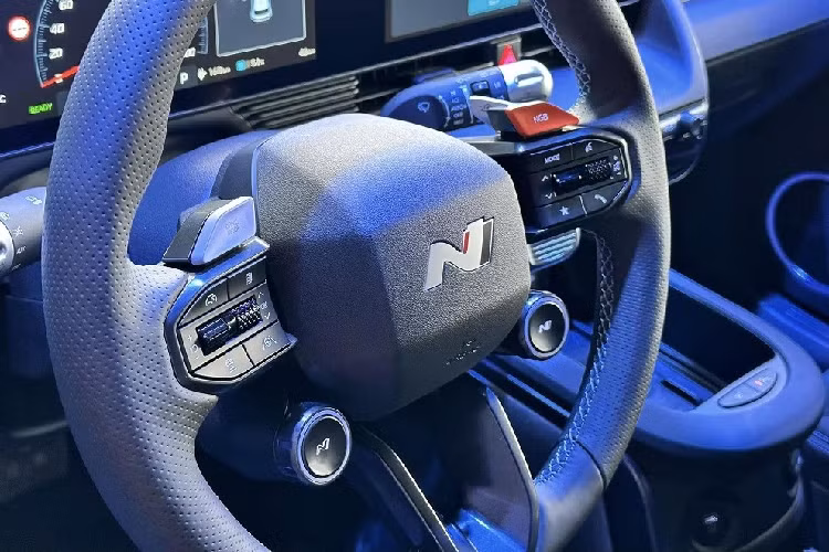 Tiến vào bên trong mẫu ô tô điện này, người lái sẽ bắt gặp vô lăng thiết kế mới với logo "N" và những nút bấm để chọn chế độ lái cũng như kích hoạt tính năng N Grin Boost. Trên vô lăng còn có 2 nút bấm với logo "N" cũng như lẫy chuyển số để dùng tính năng sang số N e-shift và chế độ vận hành 1 bàn đạp N Pedal. Ngoài vô lăng, Hyundai Ioniq 5 N 2024 còn có cụm điều khiển trung tâm dành riêng cho xe với nửa dưới rộng hơn và đi kèm đệm đầu gối.