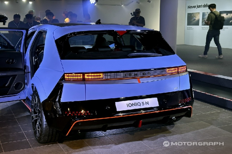 Chưa hết, mẫu ôtô điện Hàn Quốc còn có ốp màu đen tương phản trên sườn xe. Những điểm nhấn màu cam Luminous Orange được áp dụng cho cả cản trước, cản sau lẫn bên sườn. Ở cản sau còn có thêm đèn phản quang với tạo hình bàn cờ. Không chỉ thay đổi thiết kế, Hyundai Ioniq 5 N 2024 còn dài hơn 80 mm so với bản thường nhờ bộ khuếch tán gió sau.