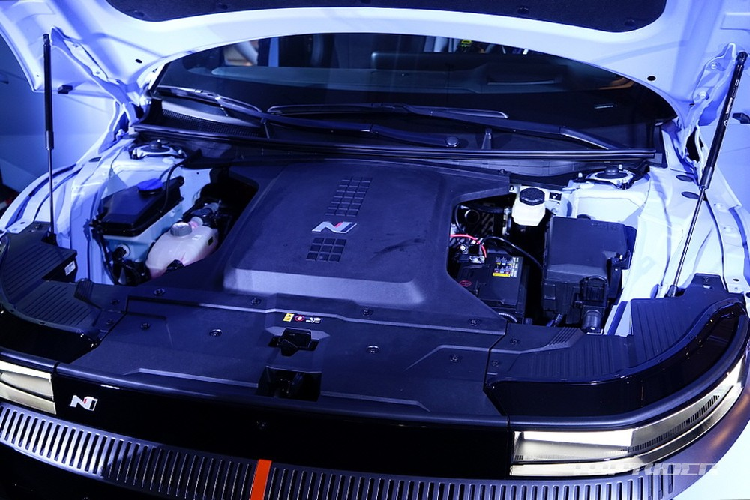 Thêm vào đó là cụm pin lithium-ion 84 kWh mới với thời gian tăng dung lượng pin từ 10-80% bằng bộ sạc nhanh 180 kW chỉ 18 phút. Hiện quãng đường di chuyển sau khi sạc đầy pin của xe chưa được công bố. Đặc biệt, Hyundai Ioniq 5 N 2024 còn có rất nhiều công nghệ hỗ trợ do thương hiệu N phát triển như hệ thống N Launch Control. Hệ thống này mang đến 3 mức độ bám đường khi xe đề pa.