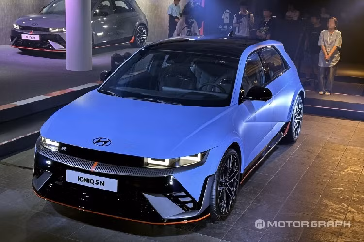 Điểm nhấn đập vào mắt của SUV điện Hyundai Ioniq 5 N 2024 chính là màu sơn xanh dương nhám Performance Blue Matte đặc trưng của thương hiệu N. Bên cạnh đó, xe còn có những tùy chọn màu sơn khác như xanh Performance Blue, đen Abyss Black Pearl, xám Cyber Gray Metallic, xám nhám Ecotronic Gray Matte, xám Ecotronic Gray, trắng nhám Atlas White Matte, trắng Atlas White, vàng kim nhám Gravity Gold Matte và cam Soultronic Orange Pearl.