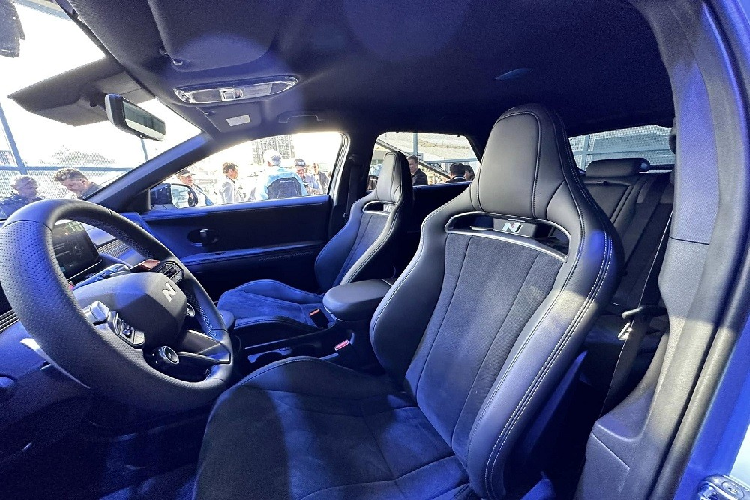 Bên cạnh đó là tính năng N Race giúp tối ưu hóa sức bền của xe, N Drift Optimiser để duy trì góc drift dễ dàng hơn, Torque Kick Drift giả lập đá côn tương tự xe dẫn động cầu sau dùng động cơ đốt trong, Track SOC tự động tính toán điện năng tiêu thụ trên mỗi vòng đua, N Torque Distribution để phân bổ mô-men xoắn giữa 2 cầu với 11 mức điều chỉnh và khóa vi sai chống trượt điện tử e-LSD trên cầu sau nhằm hỗ trợ/kiểm soát ôm cua.