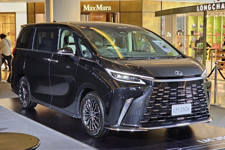 Không chỉ trang bị tiện nghi mà tính năng an toàn của Lexus LM 2024 cũng rất phong phú với 6 túi khí, hệ thống cảnh báo điểm mù, cảnh báo phương tiện cắt ngang khi lùi, cảnh báo phương tiện tới gần khi mở cửa và gói Lexus Safety System+.