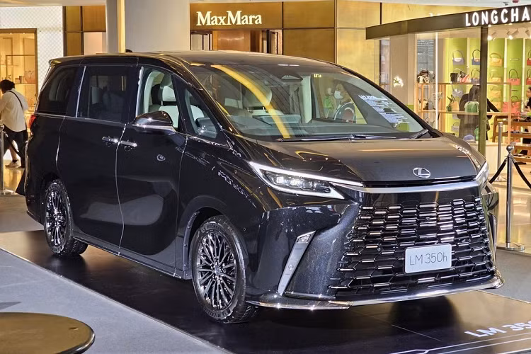 Không chỉ trang bị tiện nghi mà tính năng an toàn của Lexus LM 2024 cũng rất phong phú với 6 túi khí, hệ thống cảnh báo điểm mù, cảnh báo phương tiện cắt ngang khi lùi, cảnh báo phương tiện tới gần khi mở cửa và gói Lexus Safety System+.