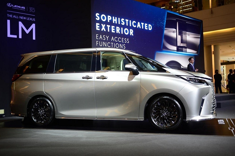 So với thế hệ cũ, xe dài hơn 85 mm, rộng hơn 40 mm, cao hơn 10 mm. Kích thước dài x rộng x cao của xe lần lượt là 5.125 x 1.890 x 1.955 mm và chiều dài cơ sở đạt 3.000 mm. Xe dùng hệ thống treo độc lập MacPherson phía trước với thanh cân bằng và hệ thống treo độc lập đa liên kết đằng sau với giảm xóc biến thiên thích ứng.