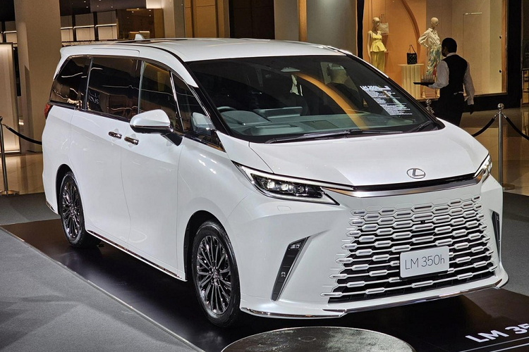 Tổng cộng, mẫu MPV hạng sang Lexus LM 2024 có công suất 250 mã lực, đi kèm hộp số tự động e-CVT và hệ dẫn động 4 bánh E-Four. Ngoài ra, xe còn có 3 chế độ lái là Normal, Eco và EV. Ở thế hệ mới, Lexus LM được phát triển dựa trên cơ sở gầm bệ TNGA (GA-K) tương tự Toyota Alphard và Vellfire 2024.