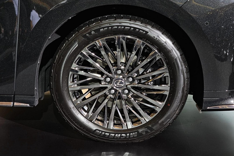 Chưa hết, Lexus LM 2024 còn sở hữu cụm đèn pha sắc sảo, hiện đại, đèn hậu chữ "L" nằm vắt ngang đuôi xe, vành hợp kim 19 inch với thiết kế đa chấu và cửa lùa chỉnh điện bên sườn. Khu vực trần xe ở cột B có thêm ngăn chứa ô để dùng trong ngày mưa gió. Bên trong mẫu MPV hạng sang này là 2 cấu hình, bao gồm 7 chỗ và 4 chỗ.