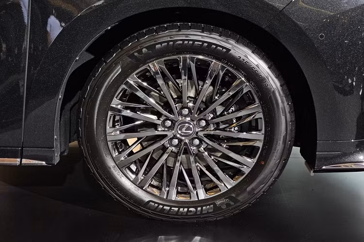 Chưa hết, Lexus LM 2024 còn sở hữu cụm đèn pha sắc sảo, hiện đại, đèn hậu chữ "L" nằm vắt ngang đuôi xe, vành hợp kim 19 inch với thiết kế đa chấu và cửa lùa chỉnh điện bên sườn. Khu vực trần xe ở cột B có thêm ngăn chứa ô để dùng trong ngày mưa gió. Bên trong mẫu MPV hạng sang này là 2 cấu hình, bao gồm 7 chỗ và 4 chỗ.