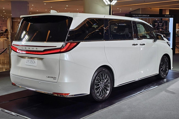 Không chỉ tạo sự riêng tư cho hành khách phía sau, vách ngăn này còn đi kèm màn hình 48 inch, ngăn chứa đồ, tủ lạnh nhỏ và cổng sạc. Trong khoang hành khách phía sau của phiên bản 4 chỗ là 2 ghế thương gia với chất liệu da mềm mại, tích hợp tính năng sưởi, thông hơi và massage - 2 ghế này có thể ngả sâu về phía sau hơn so với thế hệ cũ, mang đến cảm giác thoải mái nhất cho hành khách.