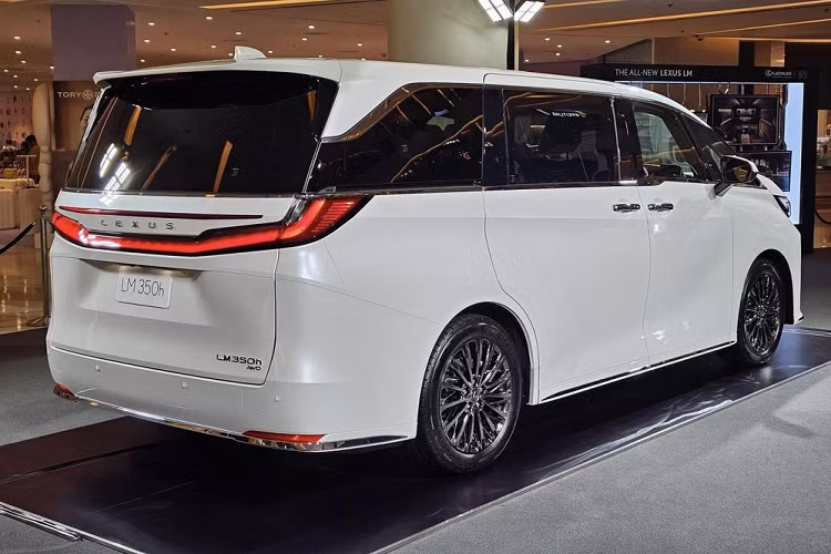 Không chỉ tạo sự riêng tư cho hành khách phía sau, vách ngăn này còn đi kèm màn hình 48 inch, ngăn chứa đồ, tủ lạnh nhỏ và cổng sạc. Trong khoang hành khách phía sau của phiên bản 4 chỗ là 2 ghế thương gia với chất liệu da mềm mại, tích hợp tính năng sưởi, thông hơi và massage - 2 ghế này có thể ngả sâu về phía sau hơn so với thế hệ cũ, mang đến cảm giác thoải mái nhất cho hành khách.