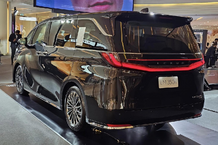 Gói công nghệ an toàn chủ động này bao gồm hệ thống cảnh báo tiền va chạm, phanh tự động khẩn cấp, hệ thống kiểm soát hành trình thích ứng, tự động giảm tốc độ khi ôm cua, cảnh báo lệch làn đường tích hợp hỗ trợ giữ làn đường, hỗ trợ chuyển làn đường và đèn pha thích ứng tự động.