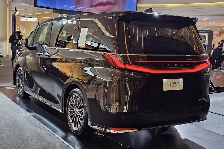 Gói công nghệ an toàn chủ động này bao gồm hệ thống cảnh báo tiền va chạm, phanh tự động khẩn cấp, hệ thống kiểm soát hành trình thích ứng, tự động giảm tốc độ khi ôm cua, cảnh báo lệch làn đường tích hợp hỗ trợ giữ làn đường, hỗ trợ chuyển làn đường và đèn pha thích ứng tự động.